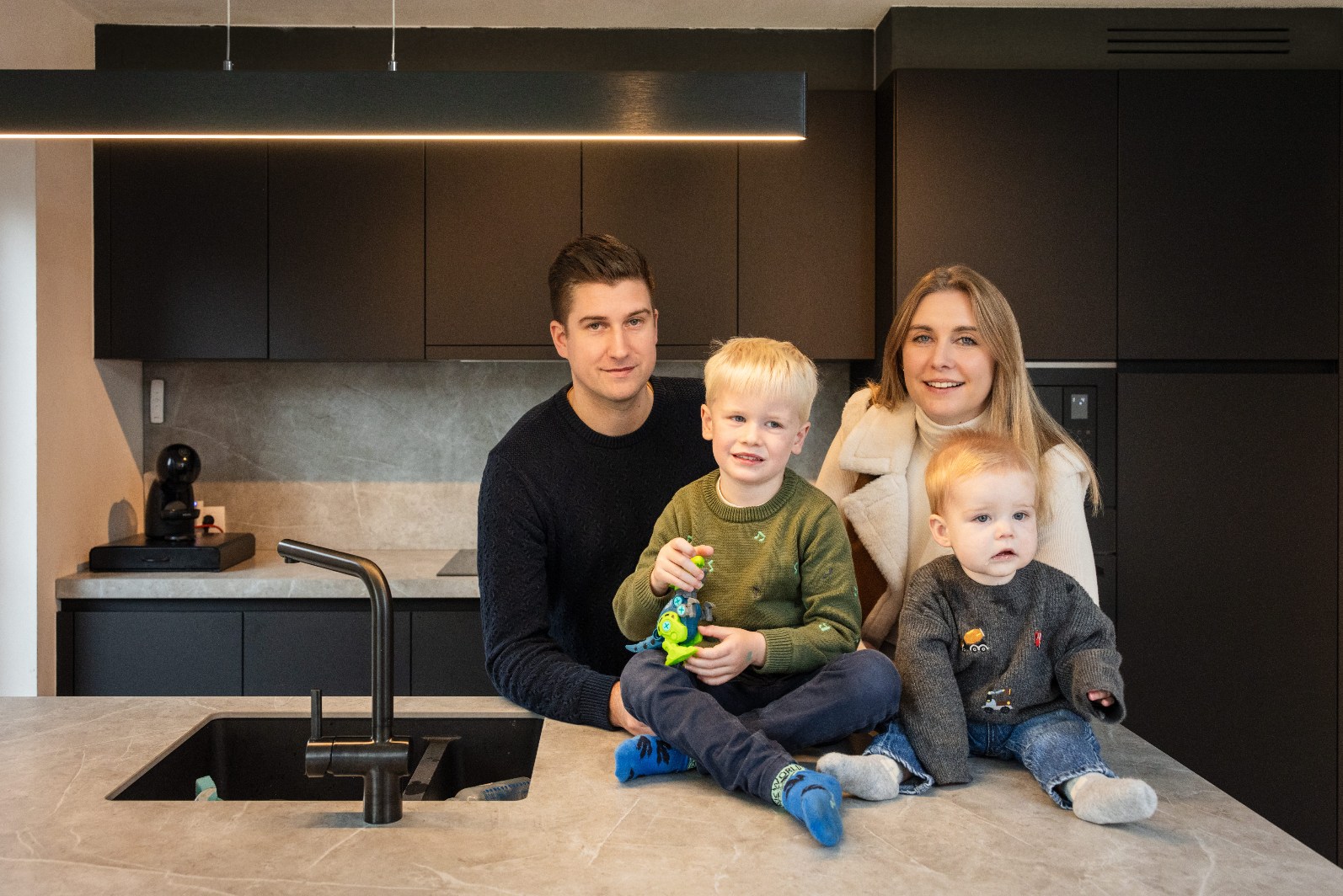 Jonas en Jolien met hun kinderen in de keuken